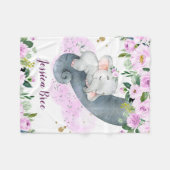 女の子ベビーの象で柔らかいピンクの花が咲く フリースブランケット (正面(横))