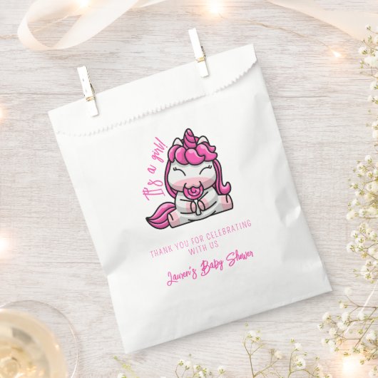 女の子ベビーピンクユニコーンジェンダーリビールパーティー フェイバーバッグ (クリップ留めされた状態)
