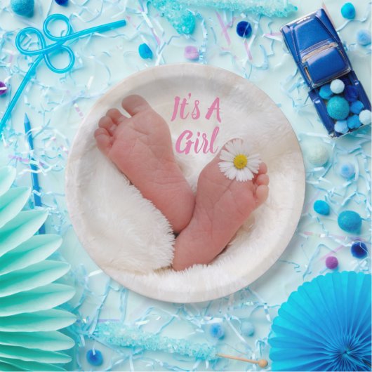 女の子ベビー足とデイジー ペーパープレート (パーティー)