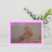 女の子ベビー足指フォトアナウンスメントカード 招待状 (スタンド正面)