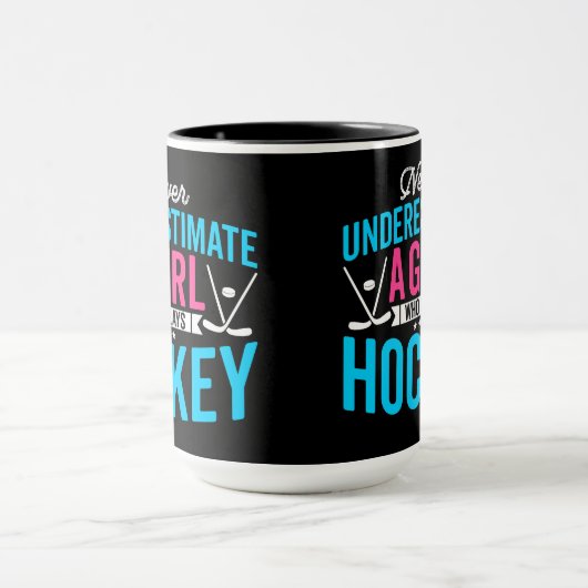女の子ホッケーを過小評価しない マグカップ (中央)