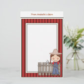 女の子及び干し草のフォークの納屋赤いフレームの子供の筆記用紙 便箋 (スタンド正面)