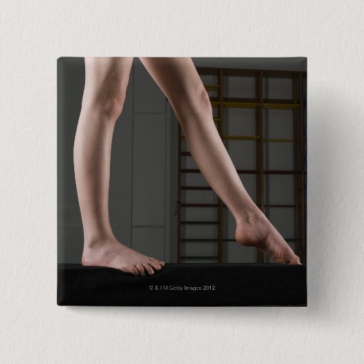 女の子歩くのバランスビーム 缶バッジ (正面)