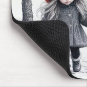 女の子歩く彼女の犬 マウスパッド (コーナー)