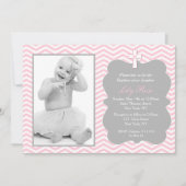 女の子用のピンクグレーのシェブロンバプティスマ招待状 招待状 (正面)