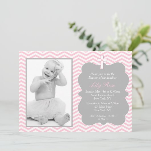 女の子用のピンクグレーのシェブロンバプティスマ招待状 招待状 (スタンド正面)