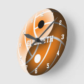 女の子陰陽バレーボール任意のパーソナライズされた色 ラウンド壁時計 (傾斜)