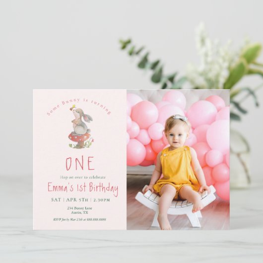 女の子1st誕生日いくつかのバニーウサギの写真 招待状 (スタンド正面)