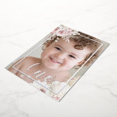 女の子/男の子赤面ホワイトフローラ1stバースデーシルバー 箔招待状 (回転した状態)