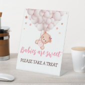 女の子Bearly待つピンクのクマ赤ちゃんシャワー好意サイン 台座サイン (インサイチュ)