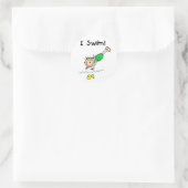 女の子IがTシャツとギフトを泳ぐ ラウンドシール (バッグ)