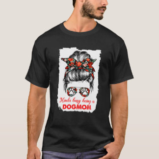 女の忙し子の女の子の前に犬の母は汚いパン Tシャツ