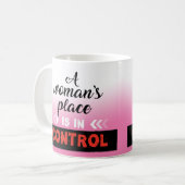 女の所にトレンディー・コーヒー・マグ。 コーヒーマグカップ (正面左)