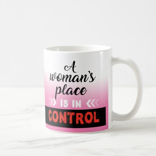 女の所にトレンディー・コーヒー・マグ。 コーヒーマグカップ (右)