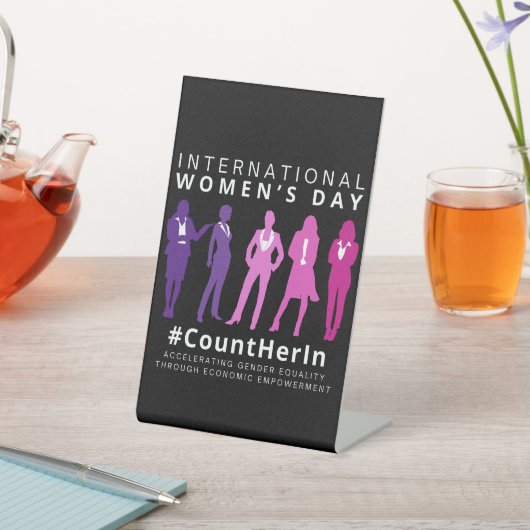 女の日国際的に彼女を数える 台座サイン (インサイチュ)