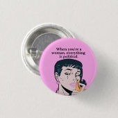 女の時は何でも政治だ 缶バッジ (正面&裏面)