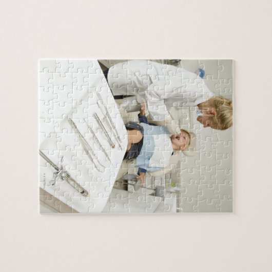 女の歯医者が小僧を診察している ジグソーパズル (横)