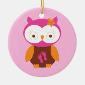 女の赤ちゃんのギフトがあるレトロのフクロウのピンクの足跡のお母さん セラミックオーナメント (正面)