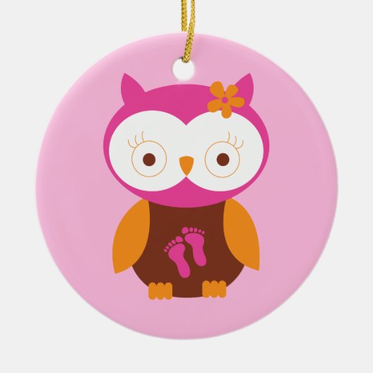 女の赤ちゃんのギフトがあるレトロのフクロウのピンクの足跡のお母さん セラミックオーナメント (正面)