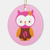 女の赤ちゃんのギフトがあるレトロのフクロウのピンクの足跡のお母さん セラミックオーナメント (左)