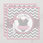 女の赤ちゃんのチュチュのシェブロンのプリントのベビーシャワー 招待状 (正面/裏面)