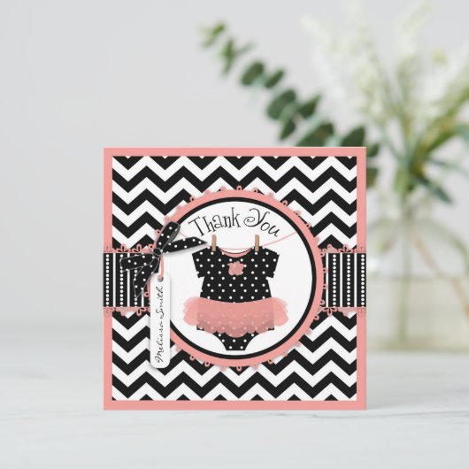 女の赤ちゃんのチュチュのシェブロンのプリントは感謝していしています サンキューカード (スタンド正面)