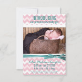 女の赤ちゃんのピンクおよびティール(緑がかった色)のシェブロンの写真 案内状 (正面)