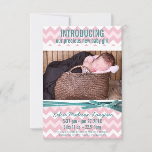 女の赤ちゃんのピンクおよびティール（緑がかった色）のシェブロンの写真 案内状 (正面)