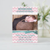 女の赤ちゃんのピンクおよびティール（緑がかった色）のシェブロンの写真 案内状 (スタンド正面)