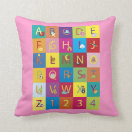 女の赤ちゃんのピンクのアルファベットの枕 クッション