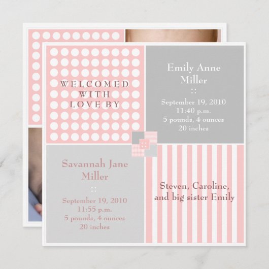女の赤ちゃんのピンクの双生児のモダンな写真の発表 案内状 (正面/裏面)