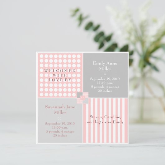 女の赤ちゃんのピンクの双生児のモダンな写真の発表 案内状 (スタンド正面)