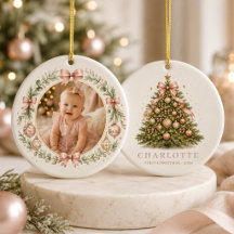 女の赤ちゃんのピンクの最初のクリスマスリボンの弓の写真