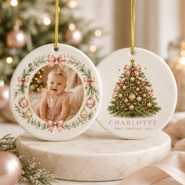 女の赤ちゃんのピンクの最初のクリスマスリボンの弓の写真 セラミックオーナメント
