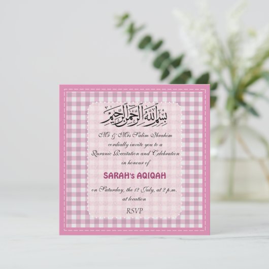 女の赤ちゃんのピンクのAqiqahのイスラム教のお祝い 招待状 (スタンド正面)