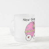 女の赤ちゃんの新しい祖母のTシャツおよびギフト フロストグラスマグカップ (正面左)