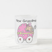 女の赤ちゃんの新しい祖母のTシャツおよびギフト フロストグラスマグカップ (中央)
