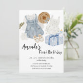 女の赤ちゃんの服とギフトボックスの1歳の誕生日パーティー 招待状 (スタンド正面)