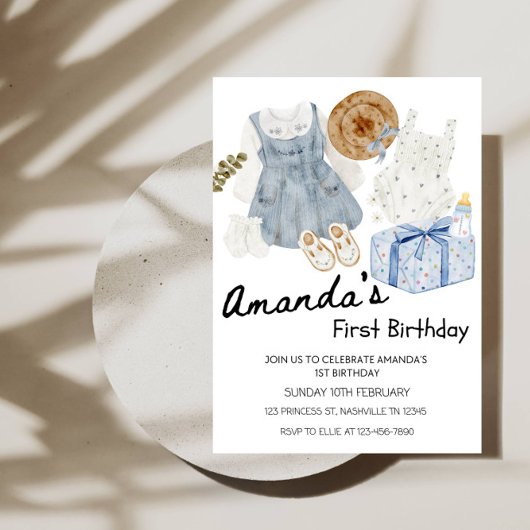 女の赤ちゃんの服とギフトボックスの1歳の誕生日パーティー 招待状