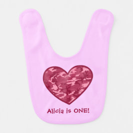 女の赤ちゃんの第1誕生日プレゼントのピンクの迷彩柄のハート ベビービブ