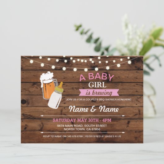 女の赤ちゃんの醸造のシャワービールピンクの木製の招待 招待状 (スタンド正面)