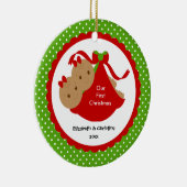 女の赤ちゃんはベビーの初めてのクリスマスのオーナメントを結び付けます セラミックオーナメント (右)