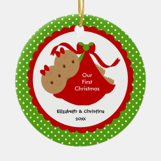 女の赤ちゃんはベビーの初めてのクリスマスのオーナメントを結び付けます セラミックオーナメント (正面)