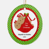 女の赤ちゃんはベビーの初めてのクリスマスのオーナメントを結び付けます セラミックオーナメント (左)