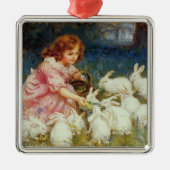 女の食べ物を与え子のウサギ メタルオーナメント (正面)