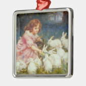 女の食べ物を与え子のウサギ メタルオーナメント (左)