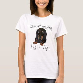 女のTシャツの犬が犬を抱き締める！ダシュント子犬 Tシャツ