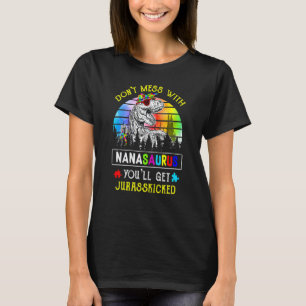 女はナナサウルスと散らさないジュラスを手に入れる Tシャツ