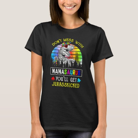 女はナナサウルスと散らさないジュラスを手に入れる Tシャツ (正面)