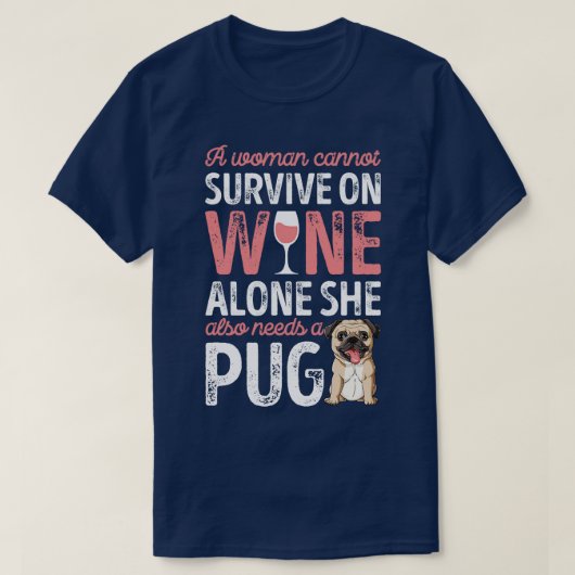 女はパグ生き延びドッグの愛犬でワインを飲めない Tシャツ (デザイン正面)